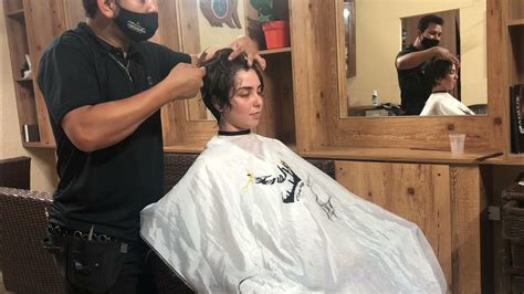 Como Cortar cabelo feminino na navalha. Corte desfiado!.